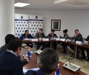 Nacho Hernando con la junta directiva de APEC.