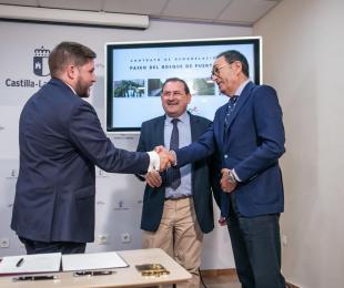 personas estrechándose la mano