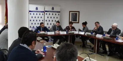 Nacho Hernando con la junta directiva de APEC.