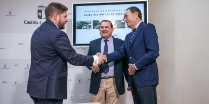 personas estrechándose la mano